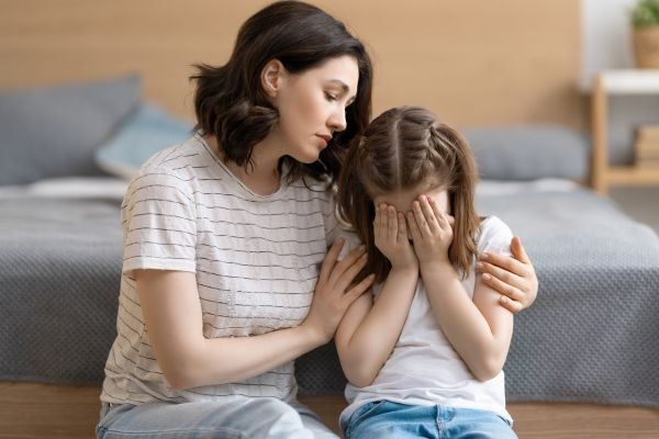 Mamá consolando a su hija