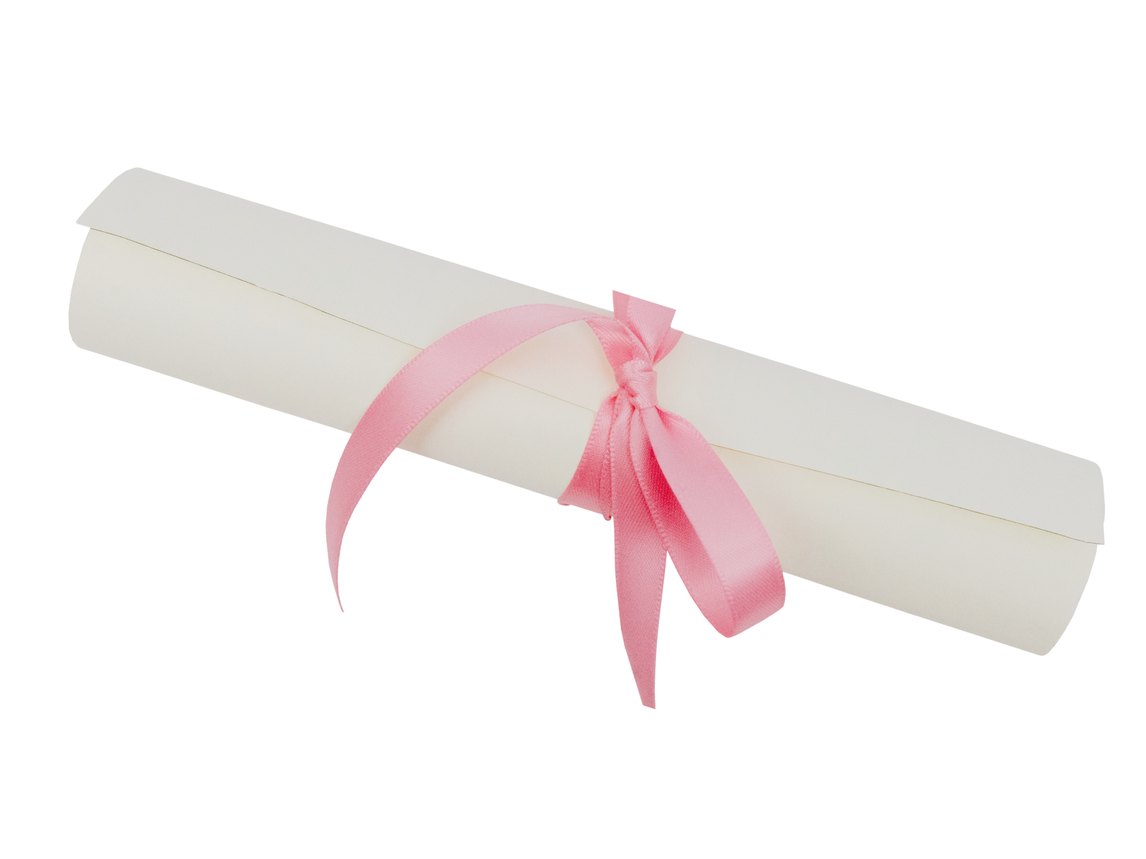 Diploma enrollado con listón rosa